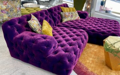 Bretz Cocoa Island 119 (Uli-Udre) Sofa in Deep purple Bezug als reduziertes Ausstellungsstück