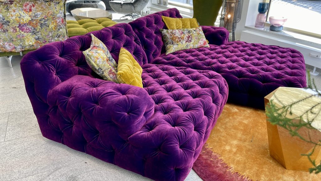 Bretz Sofa Cocoa Island 119 Ausstellungsstück in Deep Purple Bezug