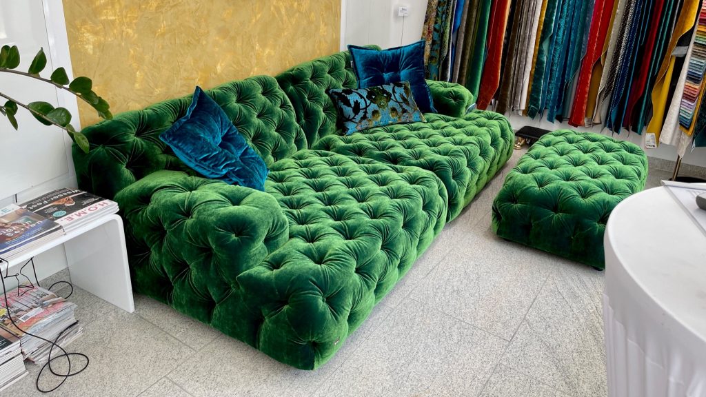 Bretz Sofa Cocoa Island G119 in Rain forest Bezug als Ausstellungsstück